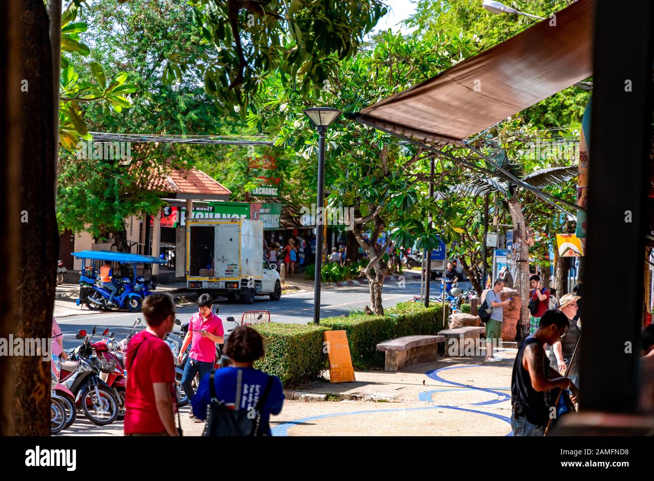 Krabi town, Tailandia - 23 Novembre 2019: Ao Nang Beach area in Krabi town, Thailandia. Foto Stock