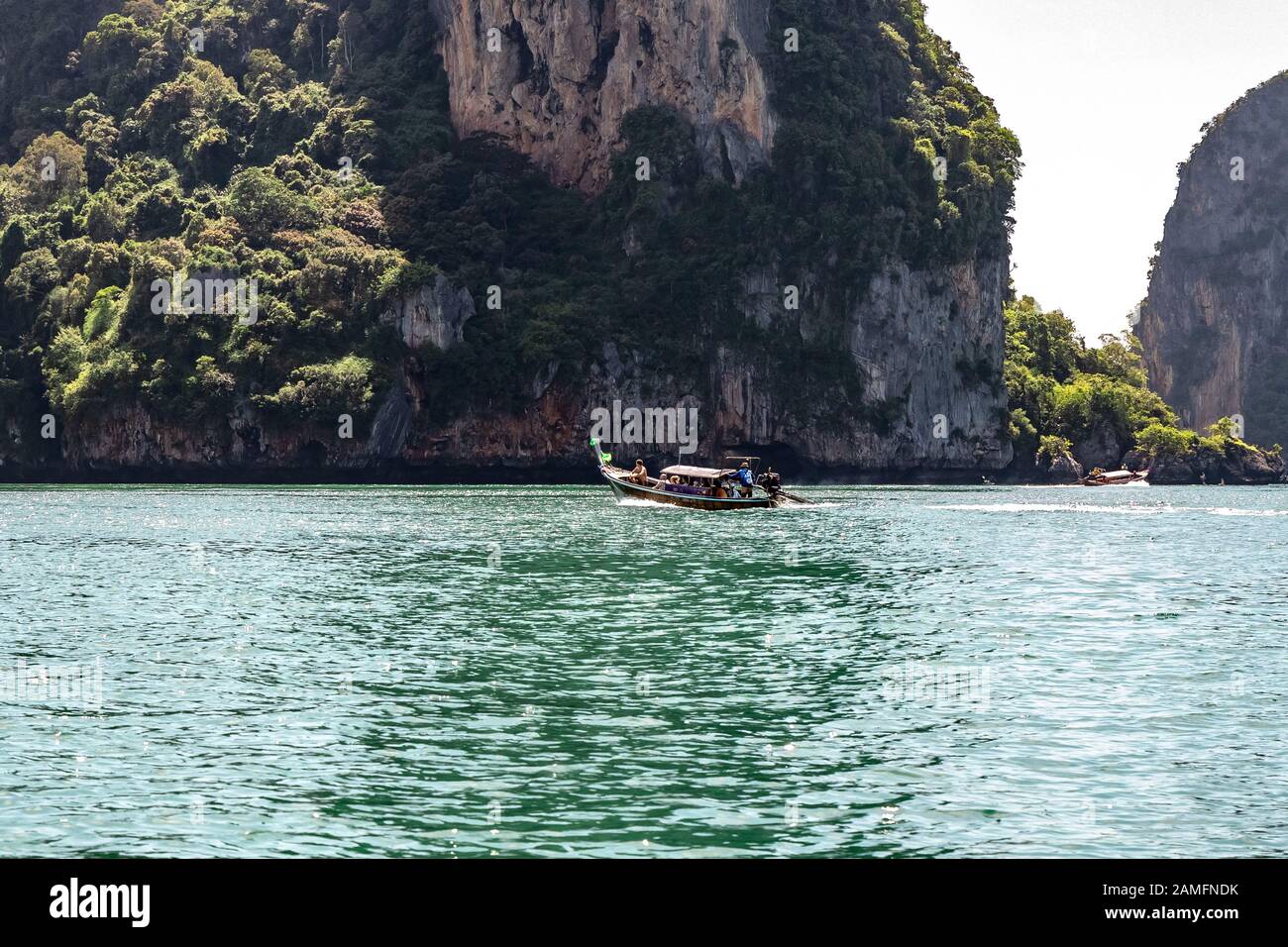 Krabi town, Tailandia - 23 Novembre 2019: turisti vela in longtail boat in mare delle Andamane al largo della costa della Thailandia. Foto Stock