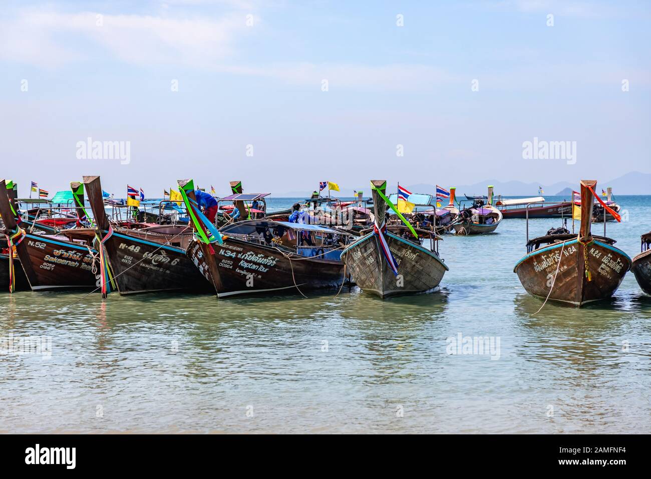 Krabi town, Tailandia - 23 Novembre 2019: Tradizionale Longtail barche parcheggiato a Railay Beach di Krabi, in Thailandia. Foto Stock