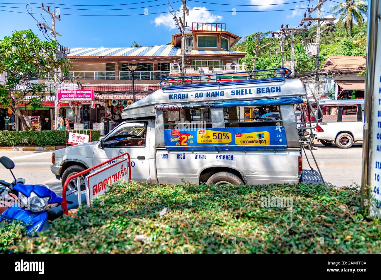 Krabi town, Tailandia - 24 Novembre 2019: un pickup convertito in bus locale a Krabi town. Il bus è azionato dal driver locale e il prezzo di bus Foto Stock