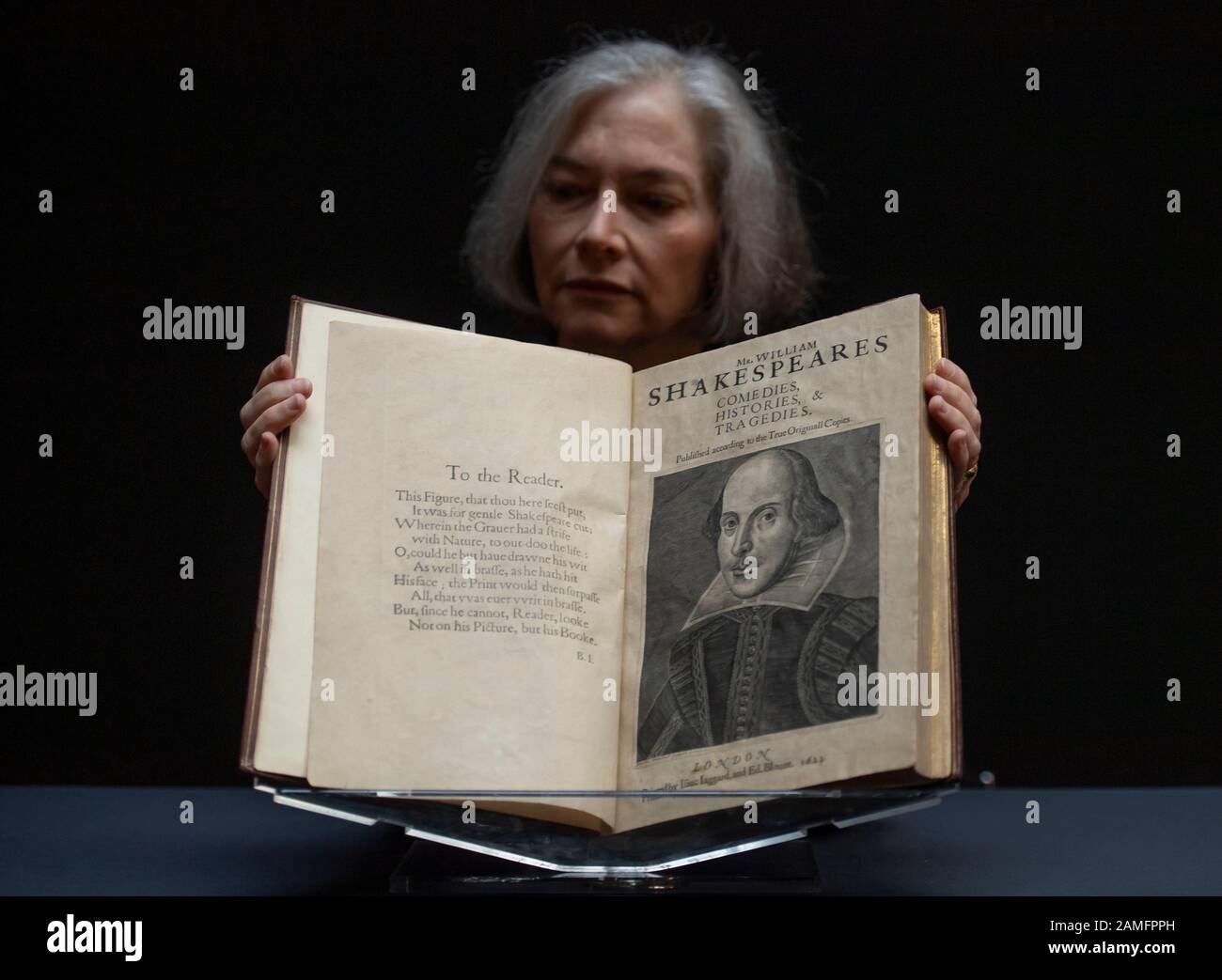 Christie’s, Londra, Regno Unito. 13th gennaio 2020. La Londra di Christie svela una rara copia completa della Prima Folio di William Shakespeare, una copia completa della più grande opera della lingua inglese e della letteratura mondiale. Stimato a 4.000.000-6.000.000 di dollari, La Prima Folio sarà messa all'asta a Christie's a New York il 24 aprile 2020. Credito: Malcolm Park/Alamy. Foto Stock