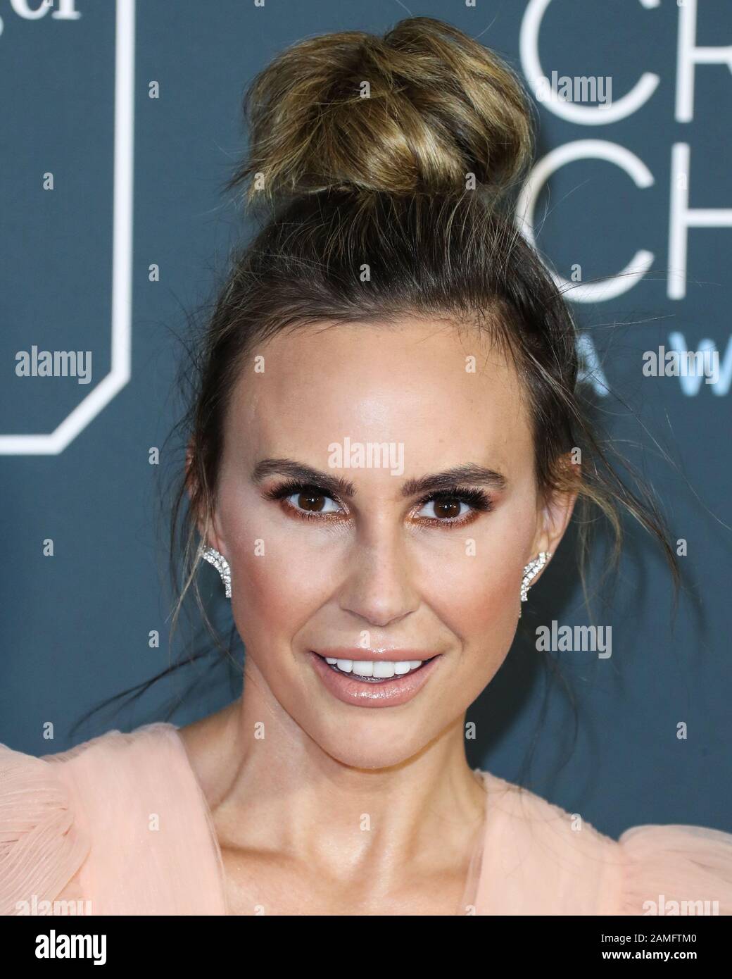 Santa MONICA, LOS ANGELES, CALIFORNIA, USA - 12 GENNAIO: Keltie Knight indossa Giambattista Valli x H&M arriva al 25th Annual Critics' Choice Awards tenutosi al Barker Hangar il 12 gennaio 2020 a Santa Monica, Los Angeles, California, Stati Uniti. (Foto Di Xavier Collin/Agenzia Stampa Immagini) Foto Stock