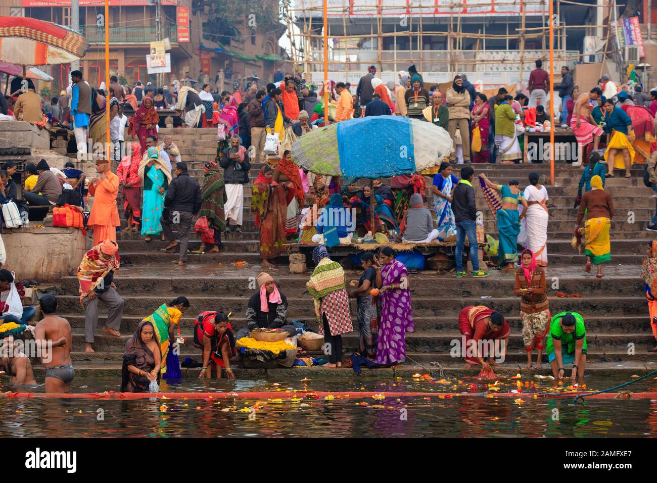 Varanasi, INDIA, 18 GENNAIO 2019 : bagno tradizionale del fiume Gange e rituale indù all'alba lungo i Ghats di Varanasi Foto Stock
