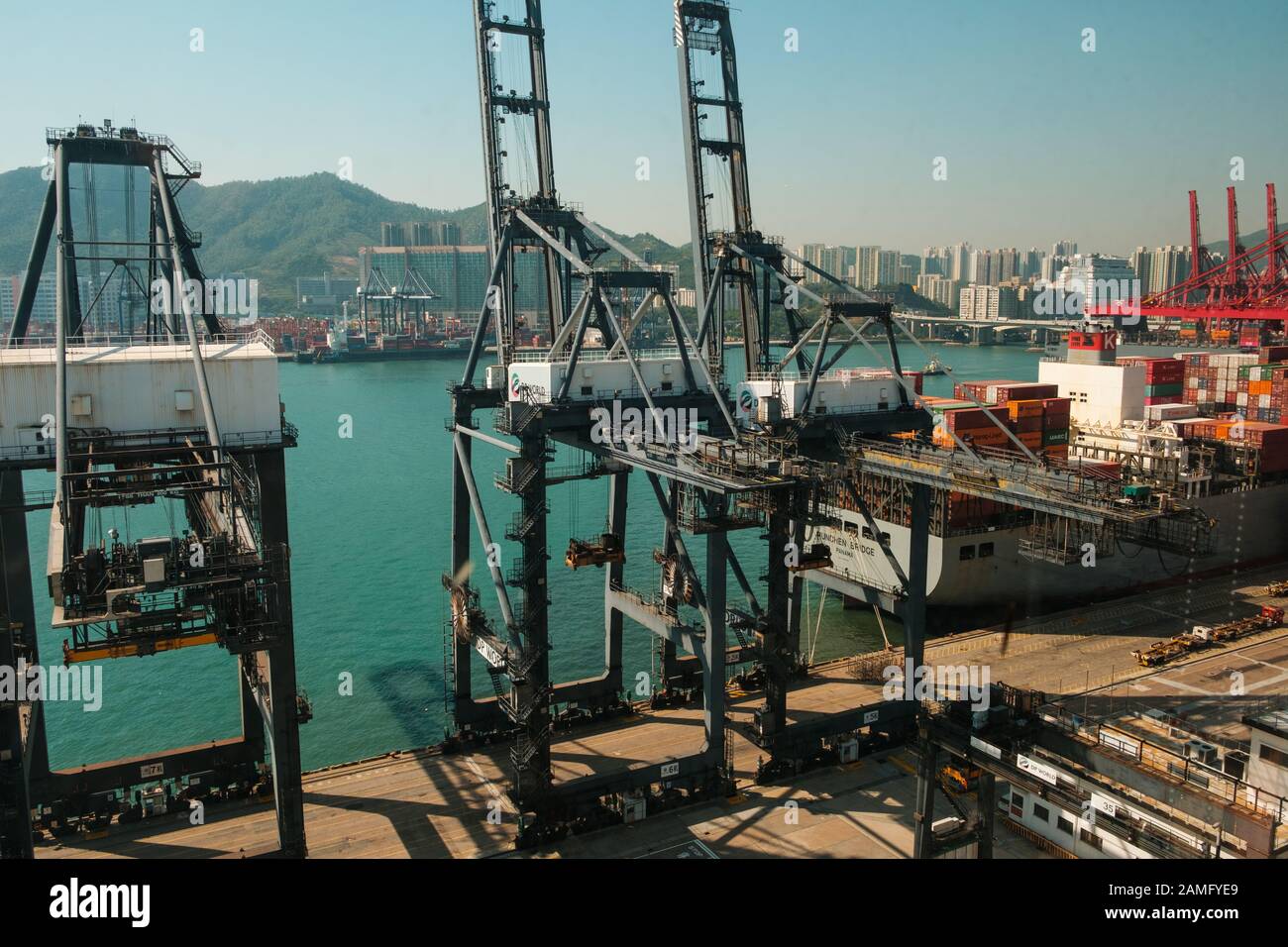 Hong Kong Cina - Novembre 2019: gru di carico del contenitore di spedizione su merci porto centro di logistica di Hong Kong Foto Stock