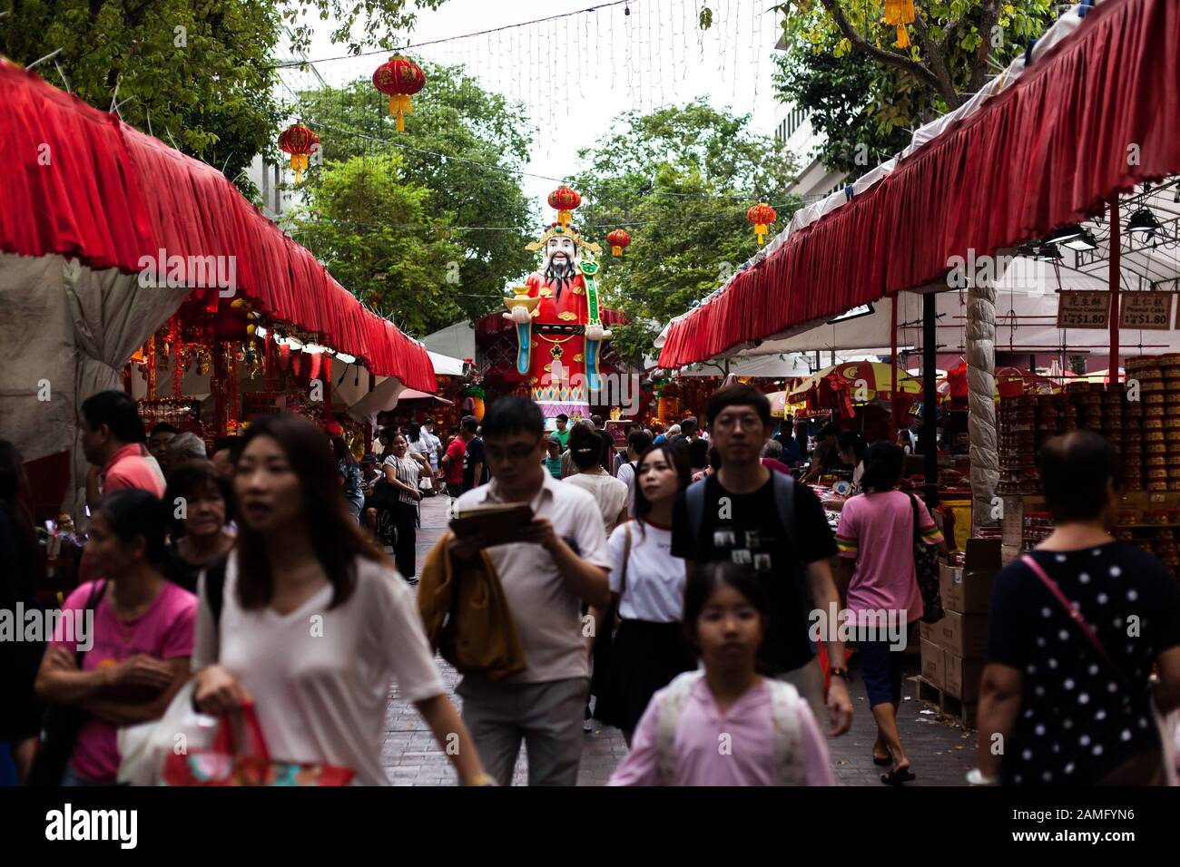 Una strada trafficata lungo Waterloo Street per la preparazione del Capodanno Cinese. Un alto Dio della fortuna è nel mezzo della strada, Singapore Foto Stock