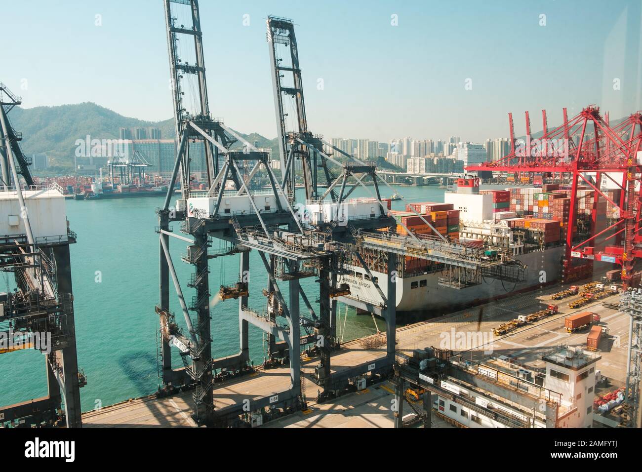 Hong Kong Cina - Novembre 2019: gru di carico del contenitore di spedizione su merci porto centro di logistica di Hong Kong Foto Stock