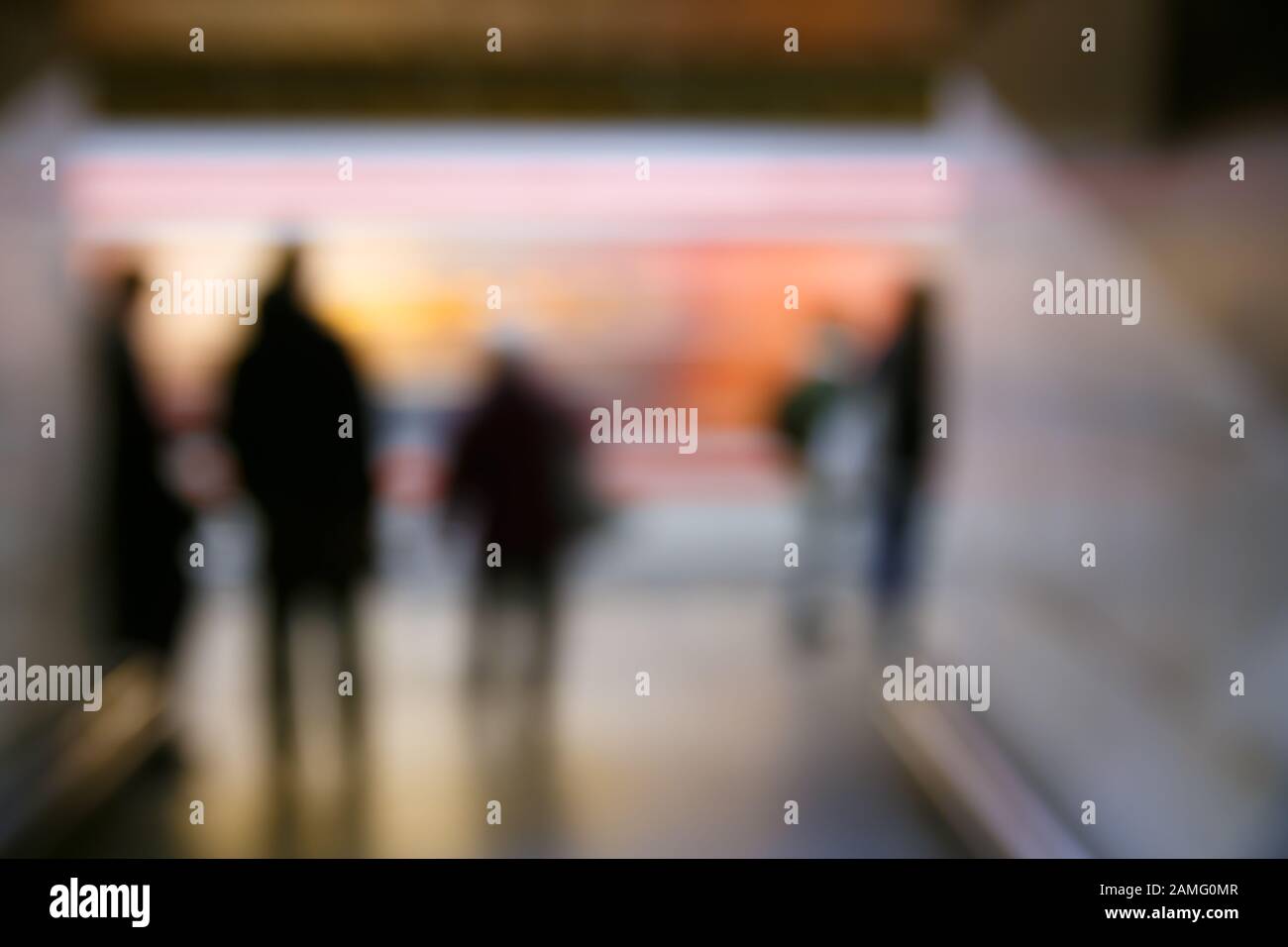 La gente sulla stazione della metropolitana, sfocata. Moderno stile di vita urbano, Rush Hour, vita stressante, di transizione e di passaggio astratto e concetto. Foto Stock