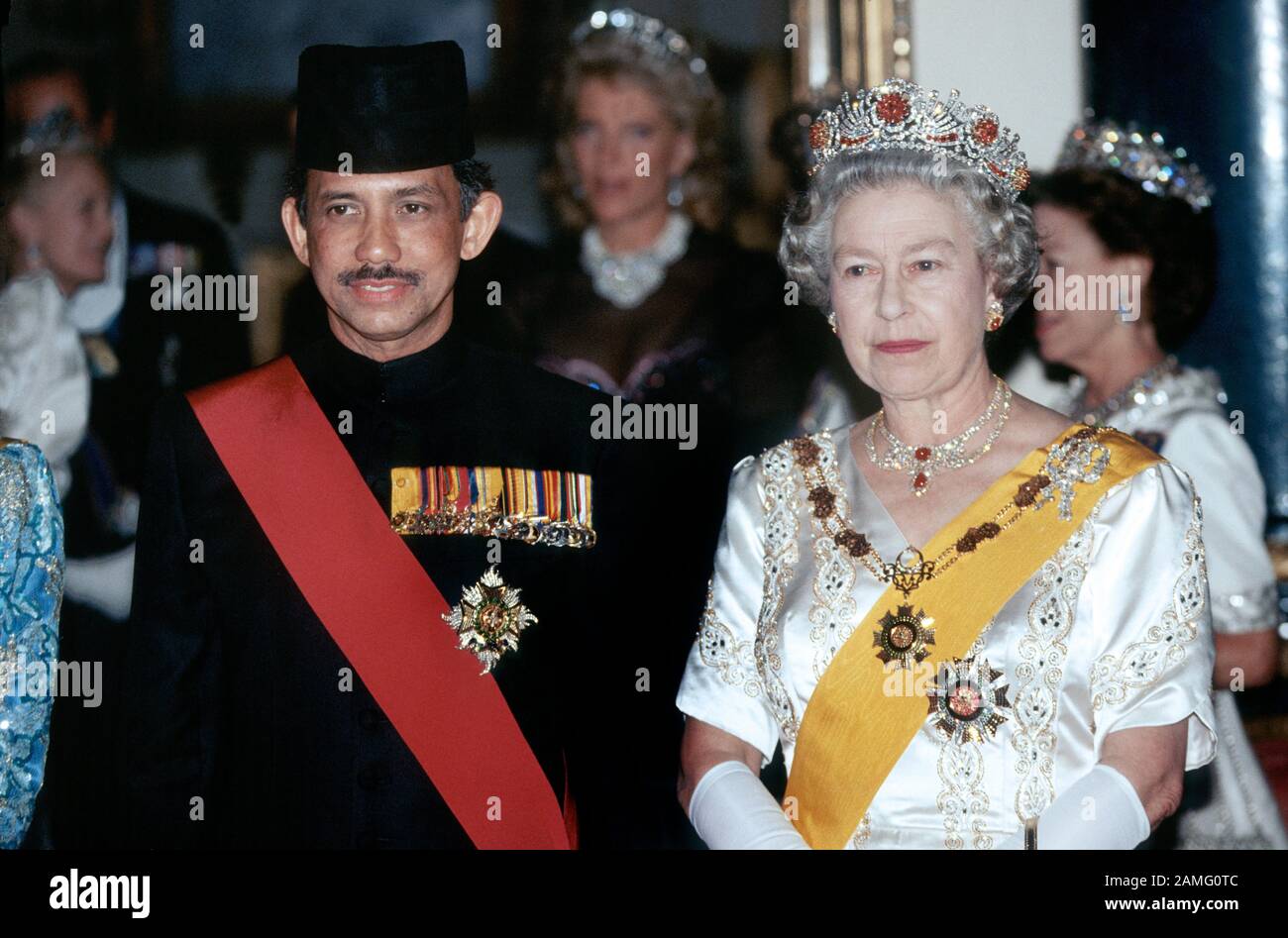 Hassanal Bolkia, Sultan of Brunei e HM Queen Elizabeth II partecipano a un banchetto a Buckingham Palace durante la visita dello Stato del Sultano in Gran Bretagna 19th Nov Foto Stock