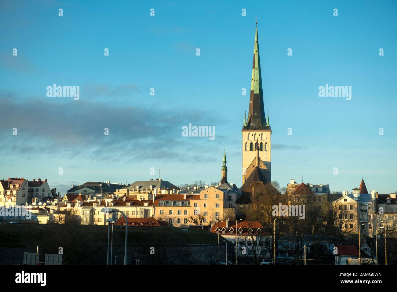 Vista da est della Chiesa di San Olaf o della Chiesa di San Olav, a Tallinn, Estonia, che si ritiene sia stata costruita nel 12th secolo Foto Stock