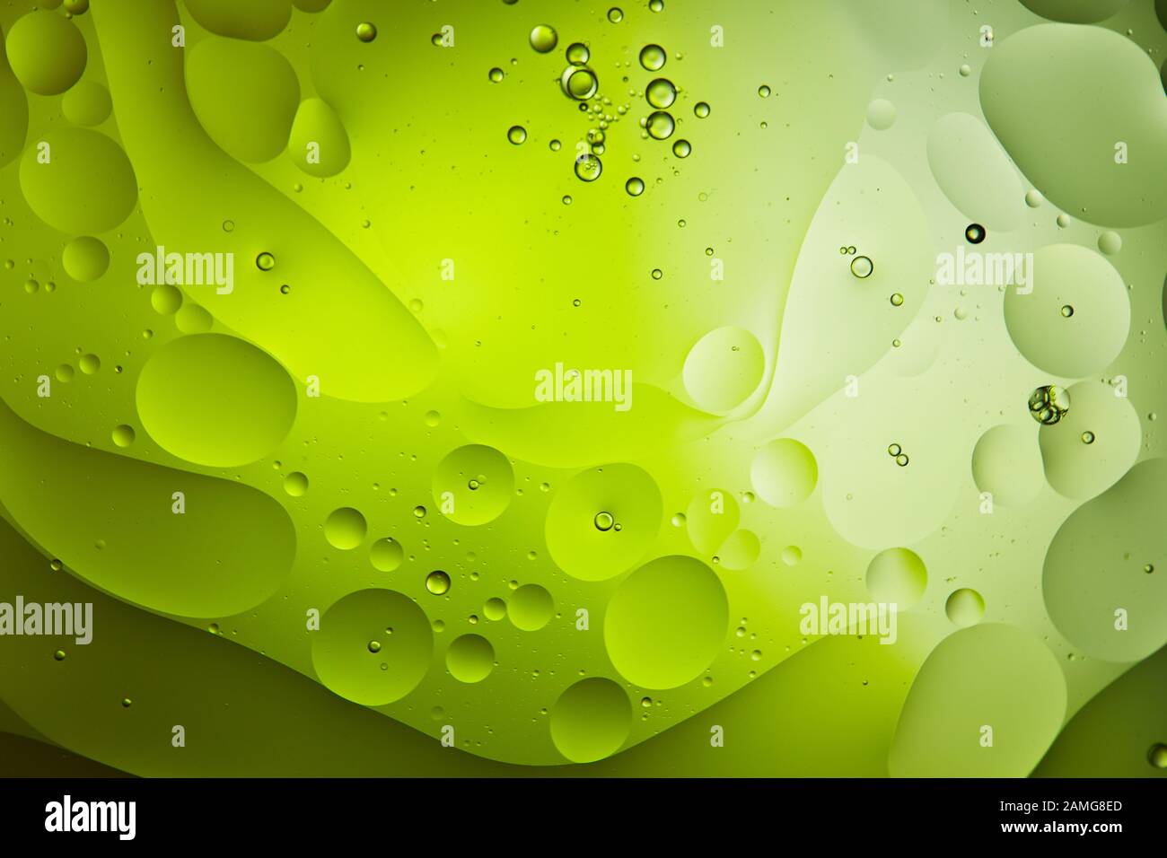 Bella sfondo astratto da acqua mista e bolle d'olio in colore verde Foto Stock