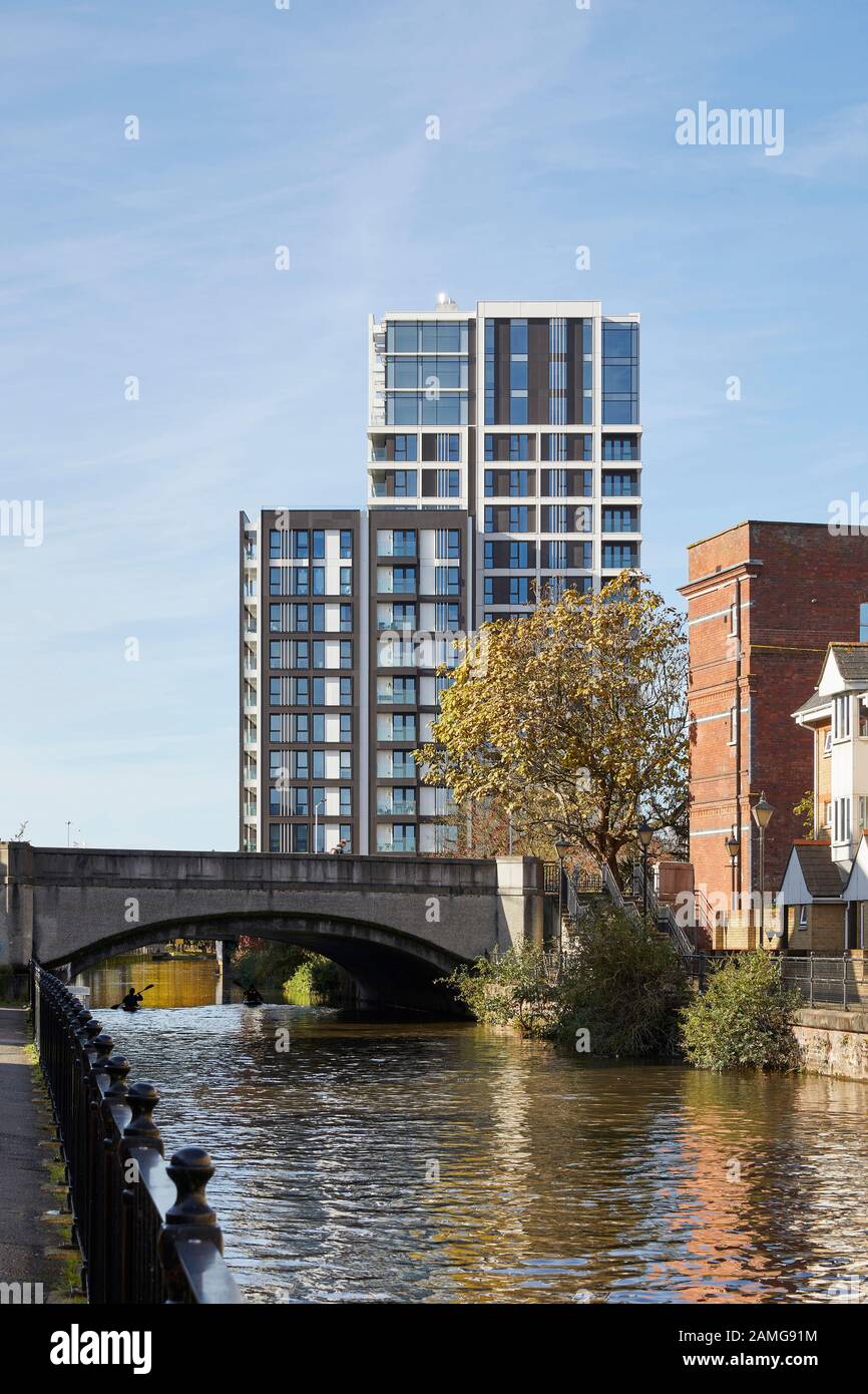 Vista sul fiume, sul ponte e sul blocco di appartamenti. Kings Point, Reading, Regno Unito. Architetto: Geraghty Taylor , 2019. Foto Stock