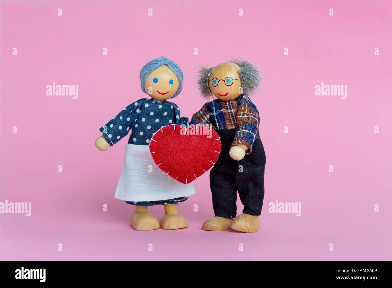Bambole Uomo E donna Anziani. Nonno e nonna hanno un cuore - un simbolo di amore e di fiducia. San Valentino, amore. Foto Stock