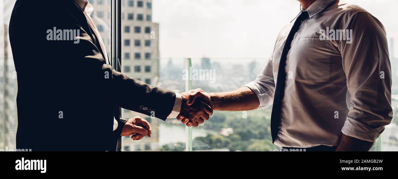 Partnership aziendale concetto di riunione di successo. Image uomo d'affari handshake. Etichetta aziendale. Successo uomo d'affari handshaking dopo buon affare. Foto Stock