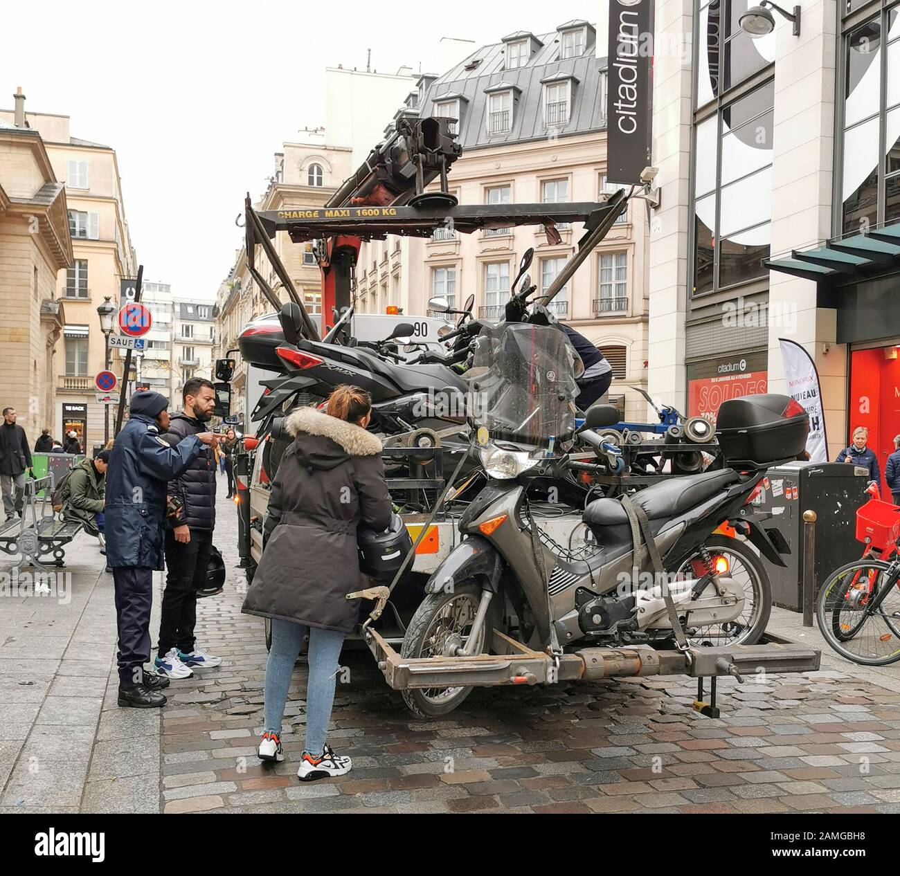 MOTO E SCOOTER IMPOUNDS A PARIGI Foto Stock