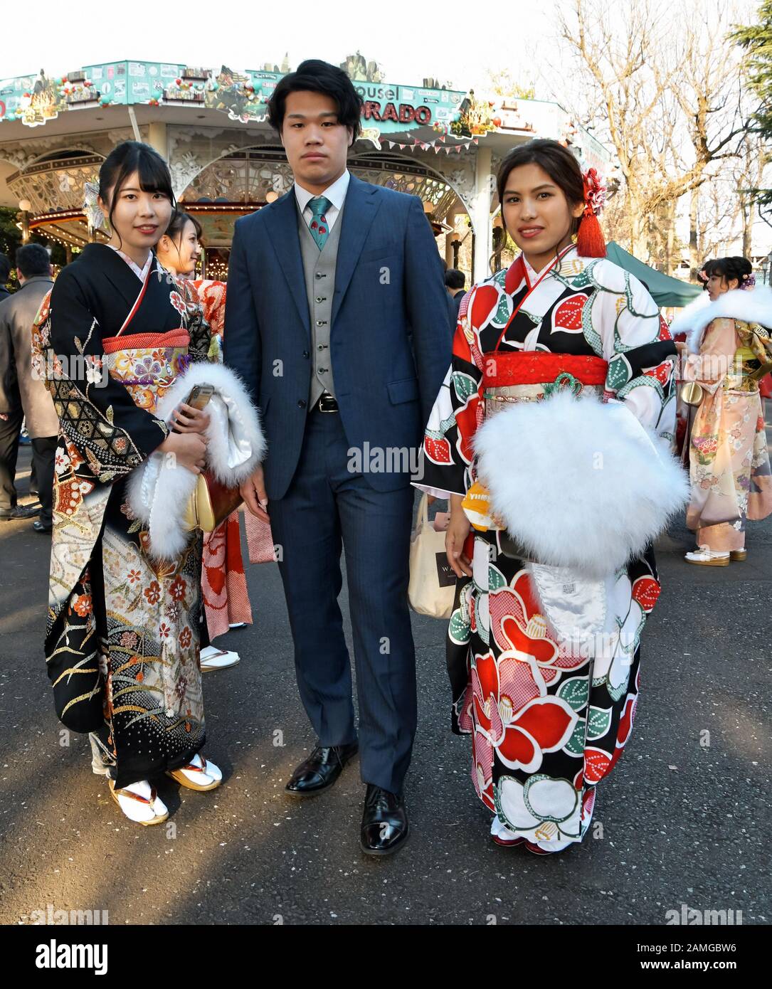 Tokyo, Giappone. 13th Gen 2020. Il partecipante di 20 anni posa per una macchina fotografica dopo la cerimonia Del giorno Del Prossimo Età presso un parco divertimenti 'Toshimaen' a Tokyo, Giappone, lunedì 13 gennaio 2020. La trasformazione dei popoli di 20 anni è 1,22 milioni in Giappone, circa 30.000 meno dello scorso anno. Foto di Keizo Mori/UPI Credit: UPI/Alamy Live News Foto Stock