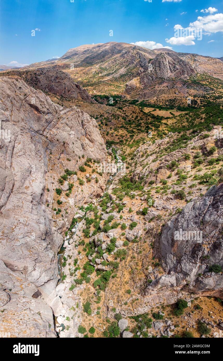 Veduta aerea del torrente Kahta, fiume, vicino al Castello di Kahta, Kalesi. Valle nei pressi della Fortezza di Yeni Kale a Eski Kahta, colline con un ripido pendio. Turchia Foto Stock