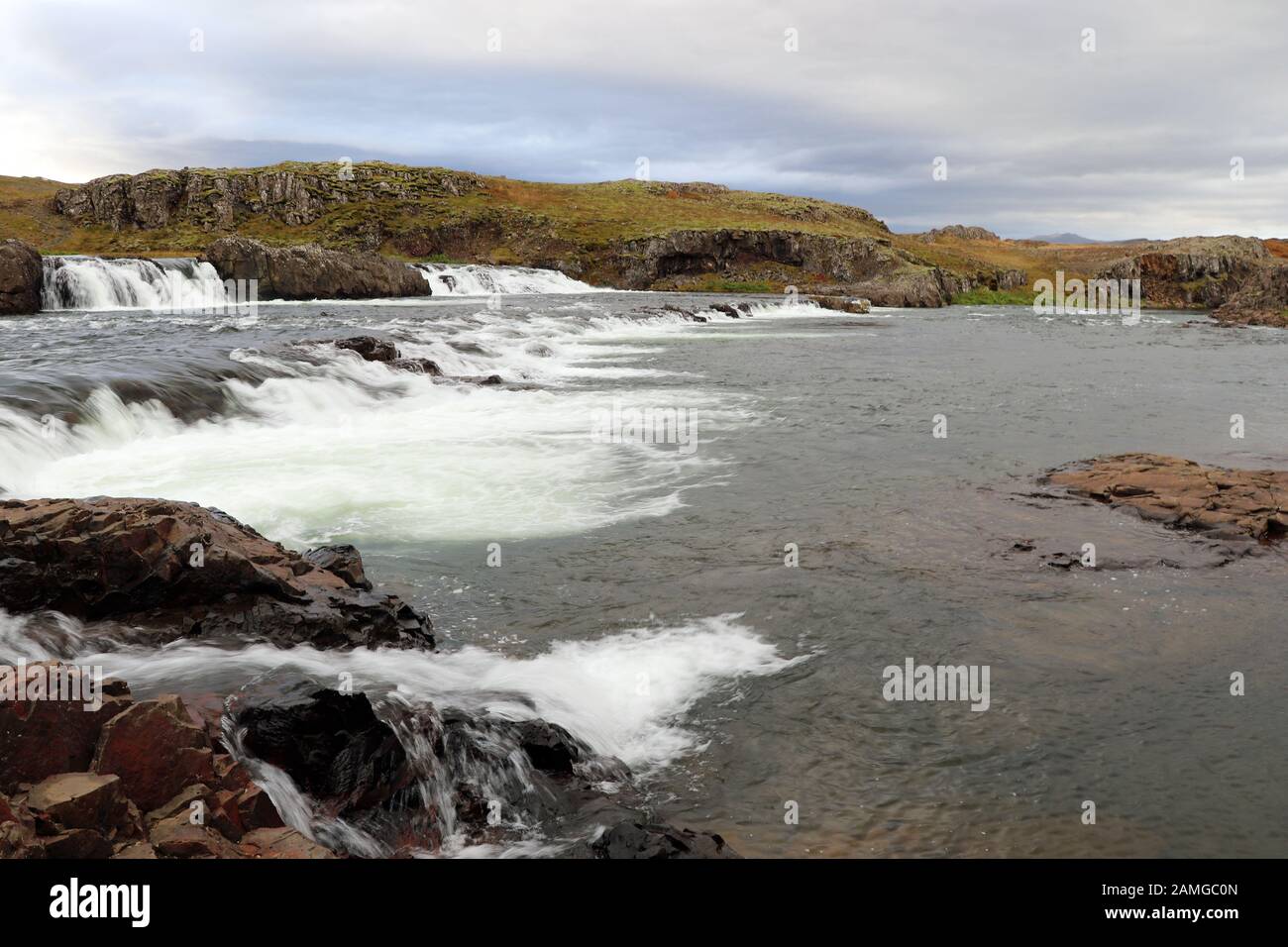 Paesaggio accidentato in Islanda con natura a cascata Foto Stock