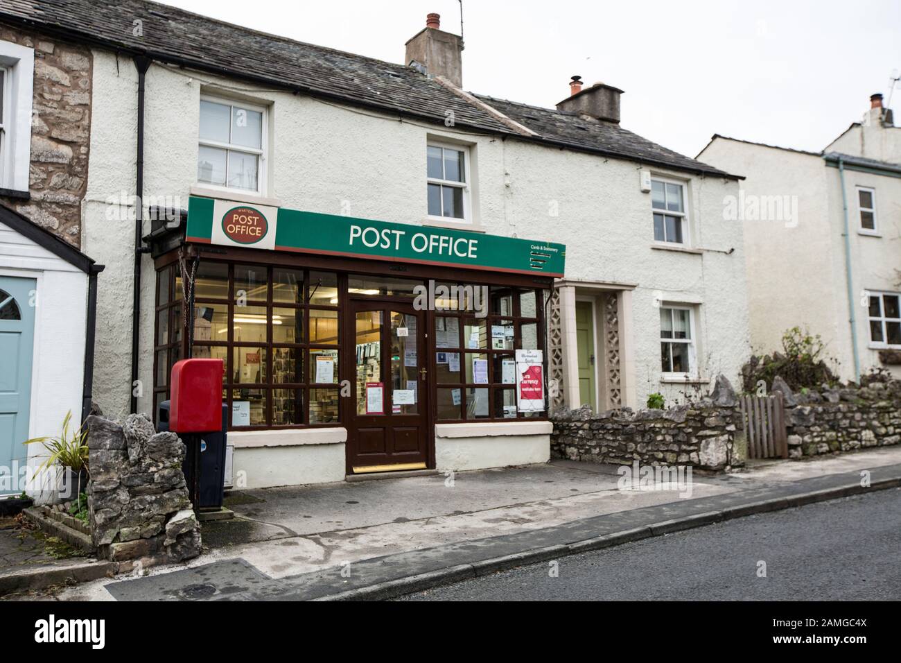 Un ufficio postale rurale nel villaggio di Warton vicino a Carnforth. Lancashire Inghilterra GB Foto Stock
