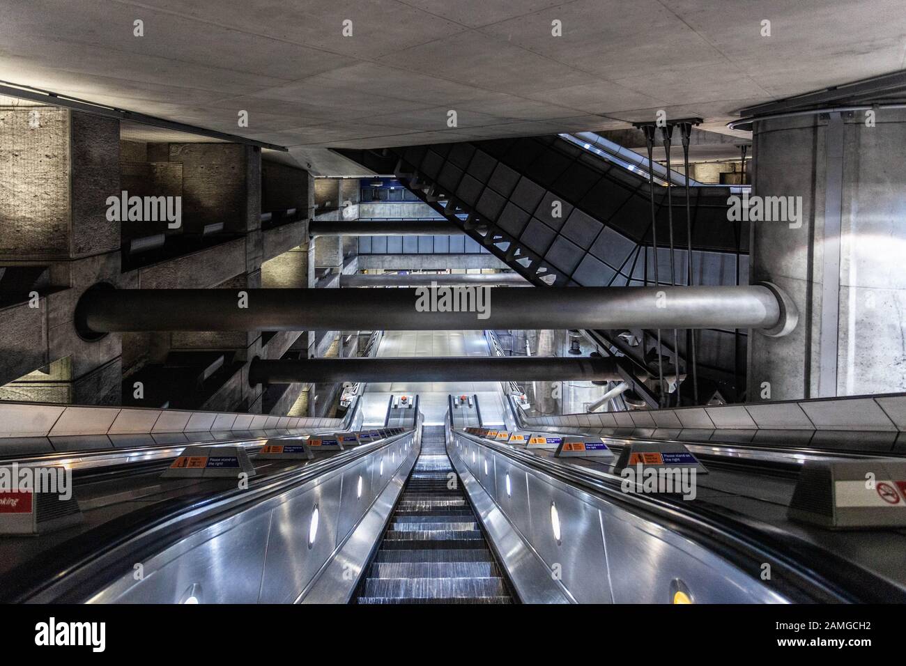 Scale mobili all'interno della stazione della metropolitana di Westminster, Londra, Inghilterra, Regno Unito. Foto Stock