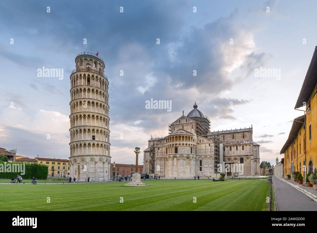 La sera si illumina il centro di Pisa, si ammira la maggior parte delle attrazioni famose, il Duomo e la torre inclinabile. Pisa, Italia, Foto Stock