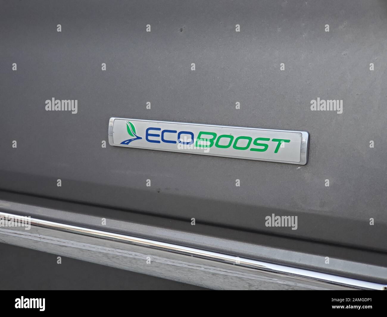 Primo piano del logo per il sistema di motori a combustione interna Ecoboost di Ford Motor Company, su un veicolo a San Ramon, California, 22 novembre 2019. Il sistema Ecoboost è progettato per ridurre le emissioni senza l'uso di tecnologie elettriche ibride. () Foto Stock Primo piano del logo per il sistema di motori a combustione interna Ecoboost di Ford Motor Company, su un veicolo a San Ramon, California, 22 novembre 2019. Il sistema Ecoboost è progettato per ridurre le emissioni senza l'uso di tecnologie elettriche ibride. () Foto Stock