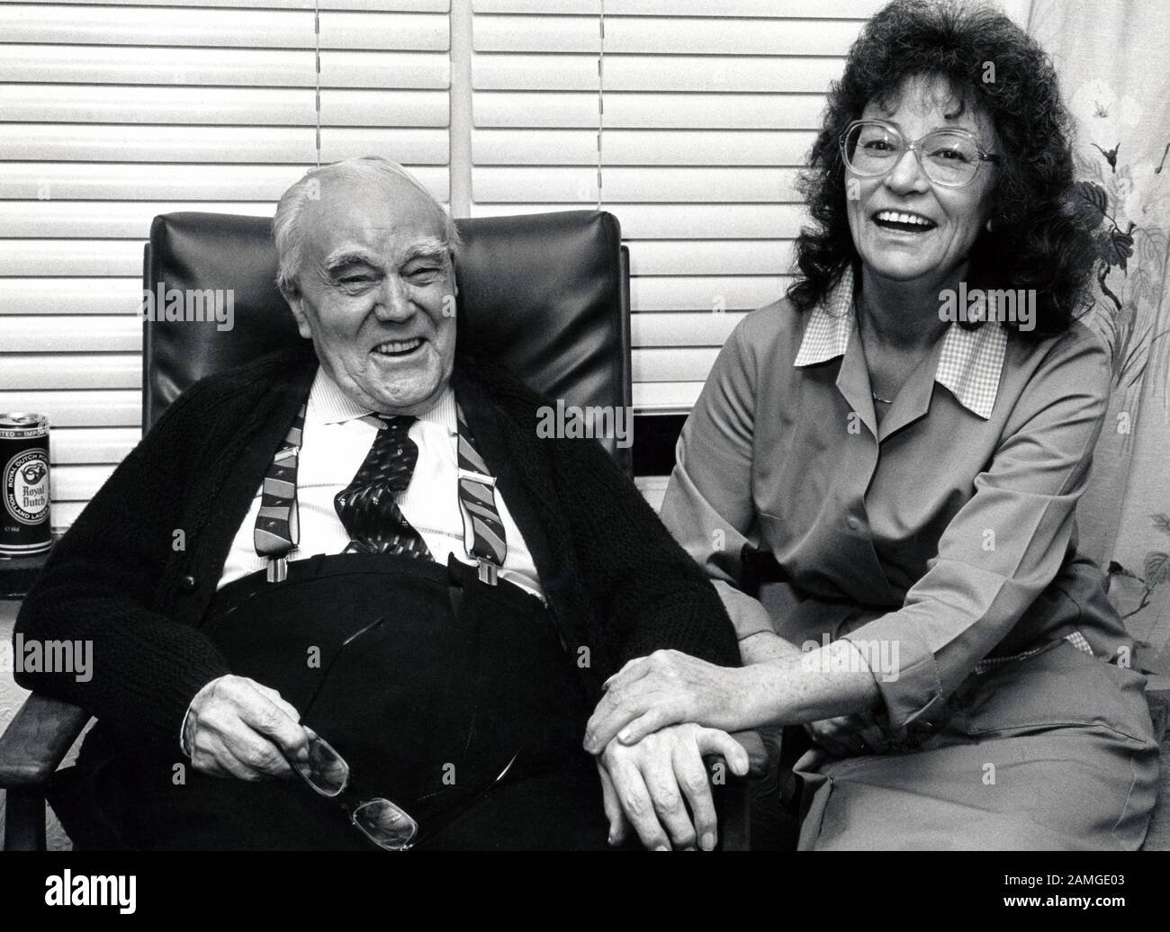 Care Assistant e residente in council gestito casa residenziale per gli anziani, Nottingham 1989 Foto Stock