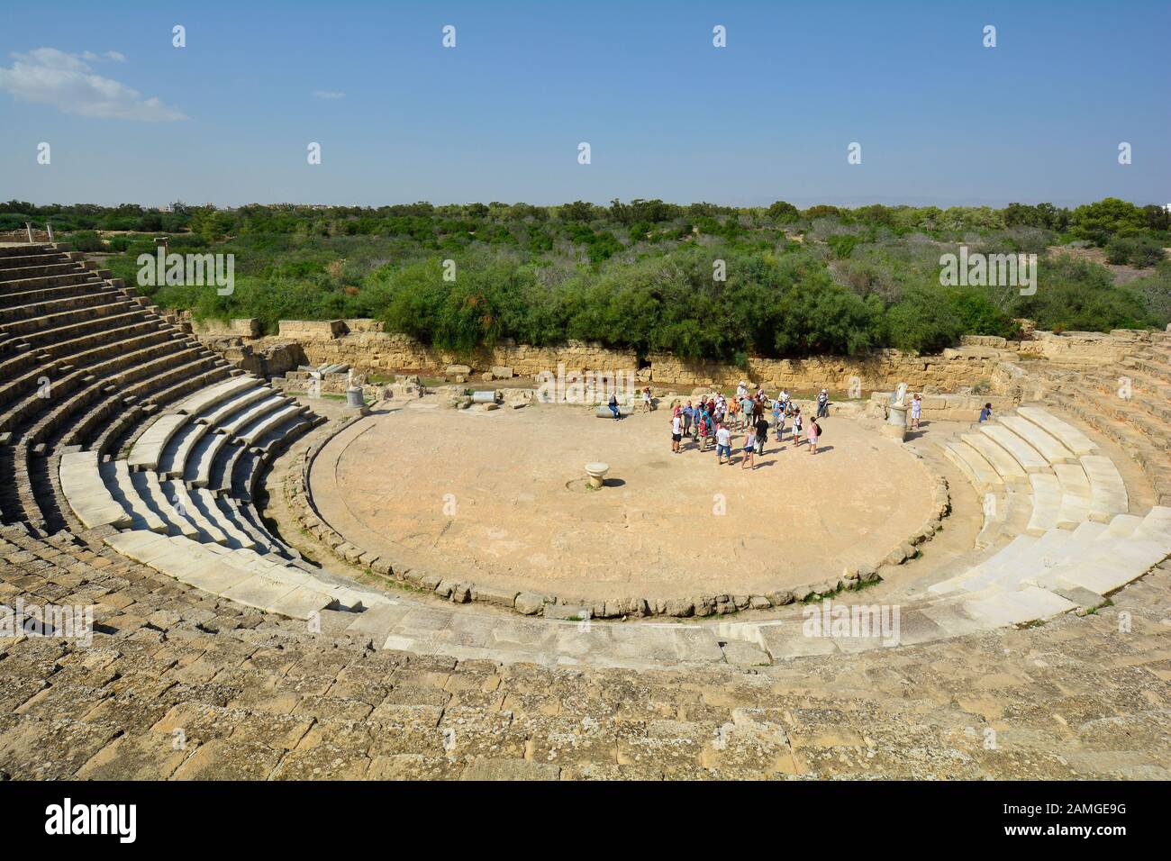 Salamis, Cipro - Ottobre 16th 2015: Turisti non identificati da visite turistiche in anfiteatro di area archeologica di Salamis a Cipro del Nord Foto Stock