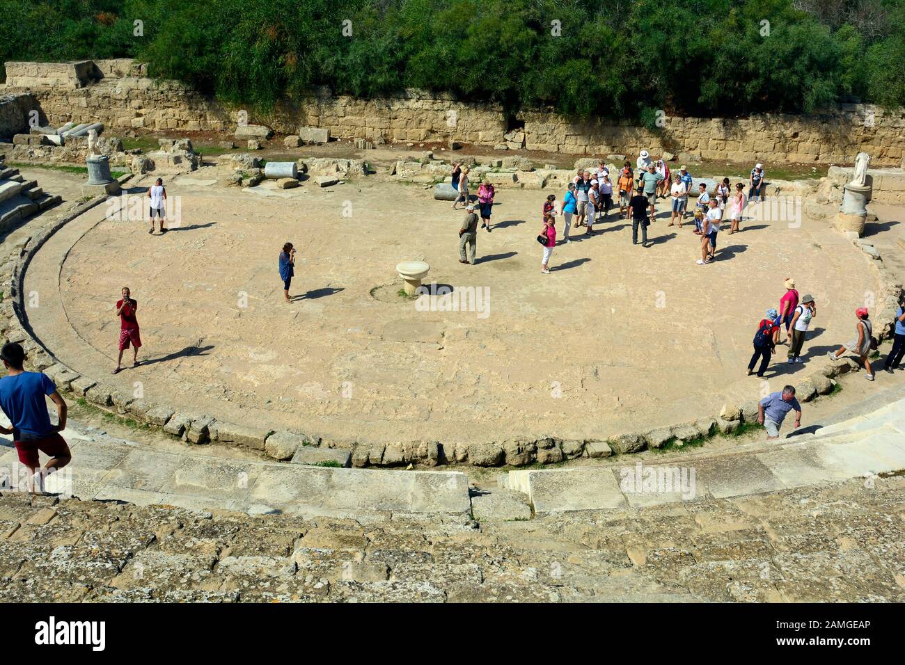 Salamis, Cipro - Ottobre 16th 2015: Turisti non identificati visitando l'anfiteatro dell'area archeologica di Salamis, nella parte settentrionale di Cipro Foto Stock