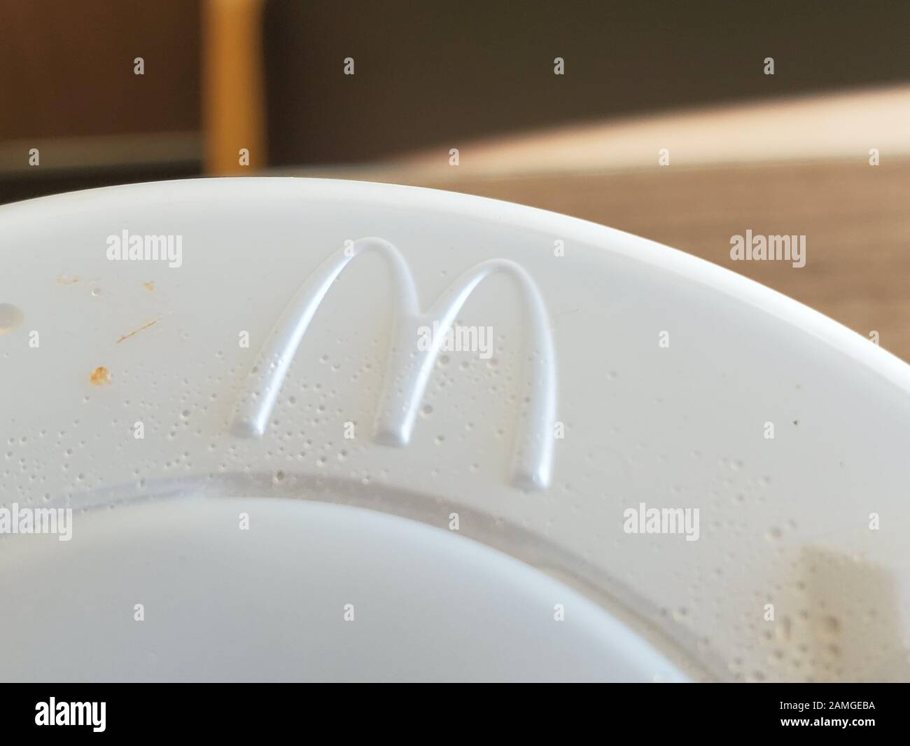 Primo piano dell'iconico logo Golden Arches per McDonald's sul bordo di una tazza di bevande in plastica presso un ristorante fast food a Coalinga, California, 26 ottobre 2019. () Foto Stock