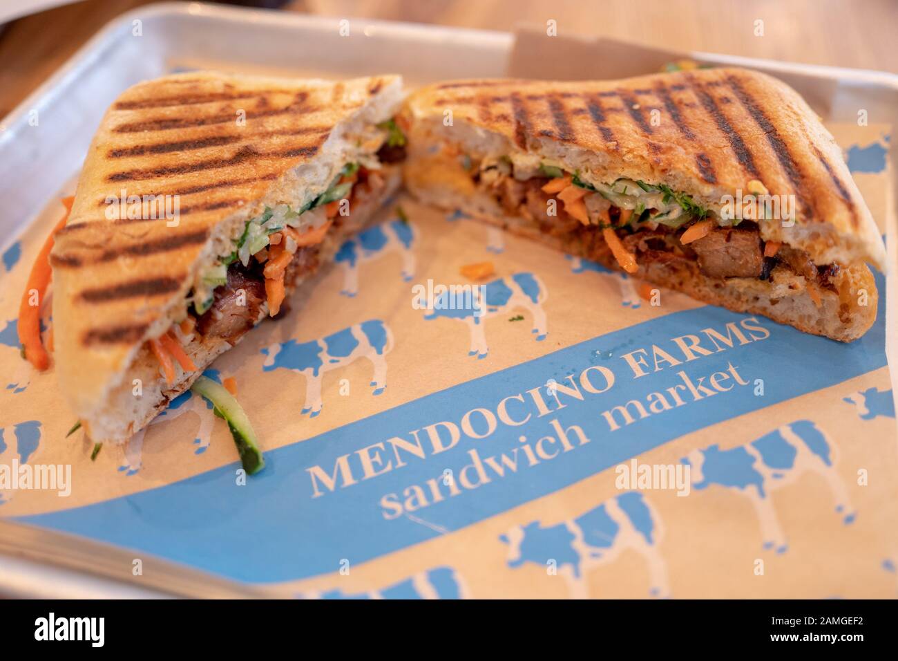 Primo piano di sandwich artigianali su vassoio con logo per il mercato panino Mendocino Farms Sandwich, San Ramon, California, 21 novembre 2019. () Foto Stock