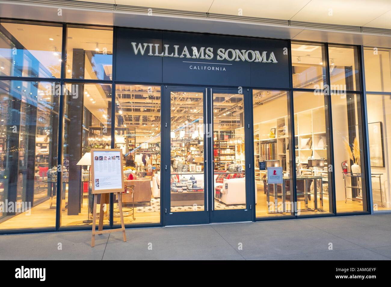 Vista notturna della facciata del negozio Williams Sonoma di San Ramon, California, 21 novembre 2019. Molti negozi si aspettano un aumento del traffico durante l'affollato periodo dello shopping del Black Friday. () Foto Stock