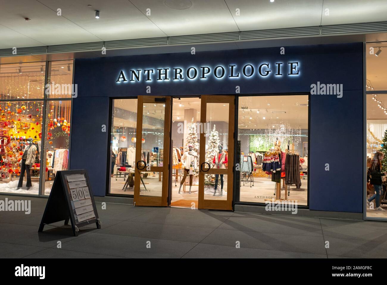 Vista notturna della facciata del negozio Antropologie a San Ramon, California, 21 novembre 2019. Molti negozi si aspettano un aumento del traffico durante l'affollato periodo dello shopping del Black Friday. () Foto Stock