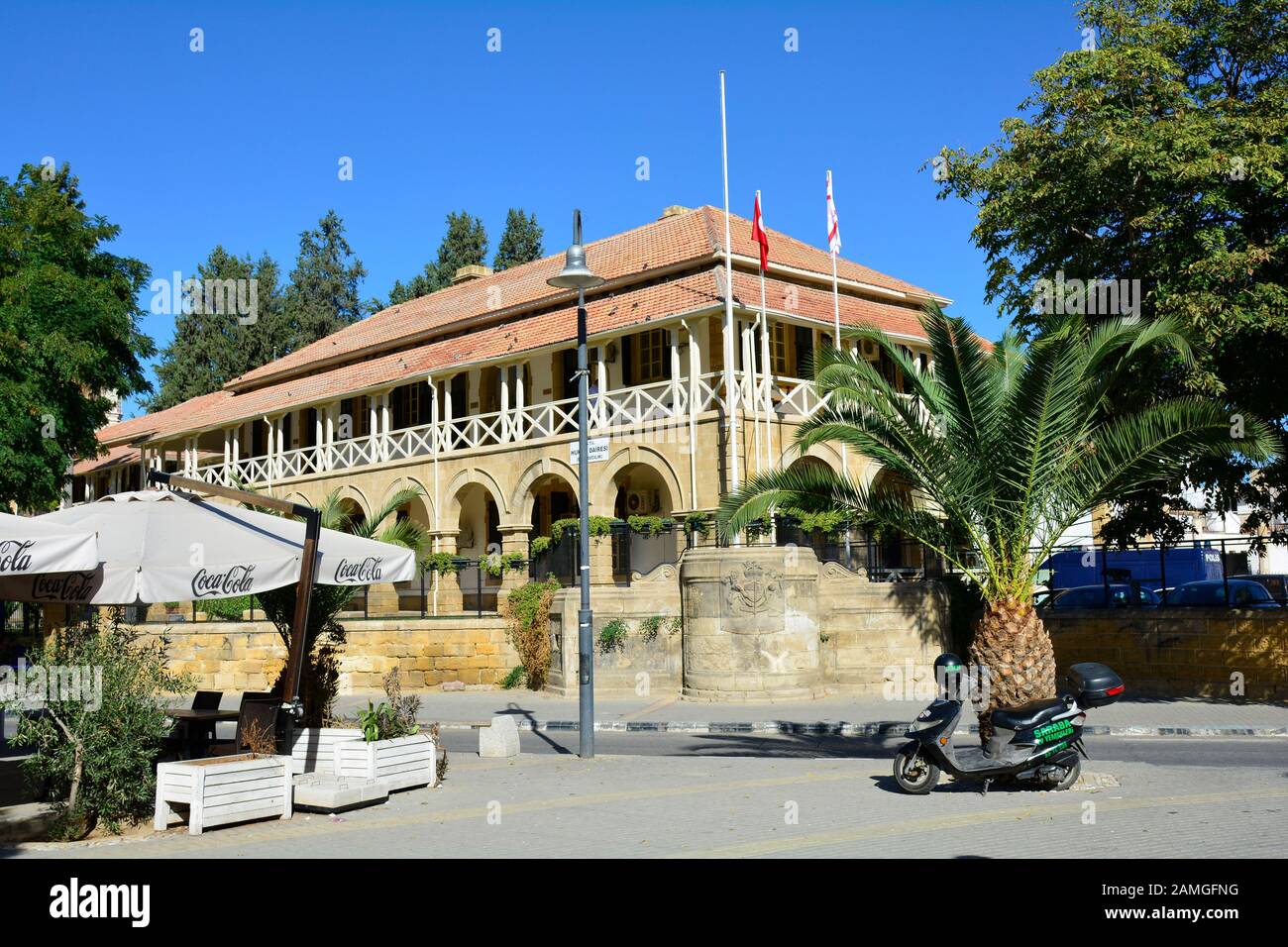 Nicosia, Cipro - Ottobre 20th 2015: British Colonial Law Court Building and Kiosk on Atatuerk Square in turco parte della città murata Foto Stock