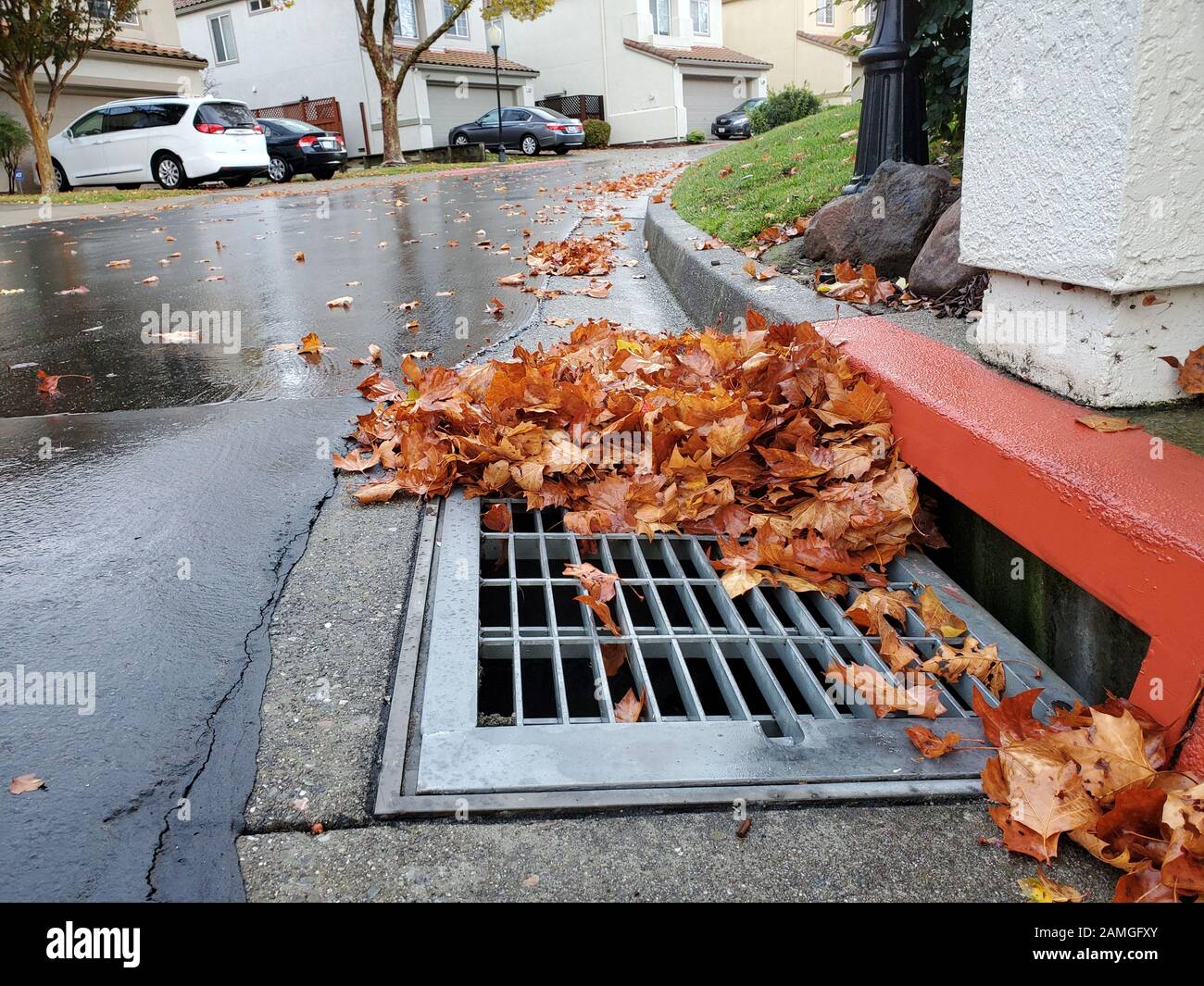 Le strade erano slick per la stagione di corsa di Ringraziamento occupata dopo il primo rainstorm principale della stagione piovosa 2019-2020 nella zona della baia di San Francisco, San Ramon, California, 27 novembre 2019. () Foto Stock
