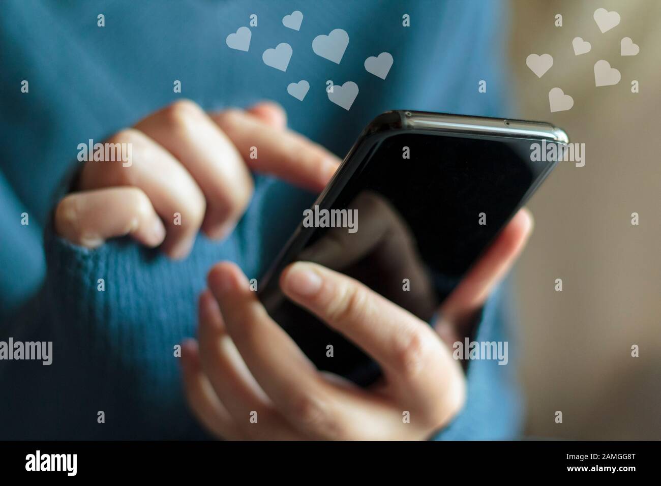 Donna che utilizza dating app sul telefono Foto Stock