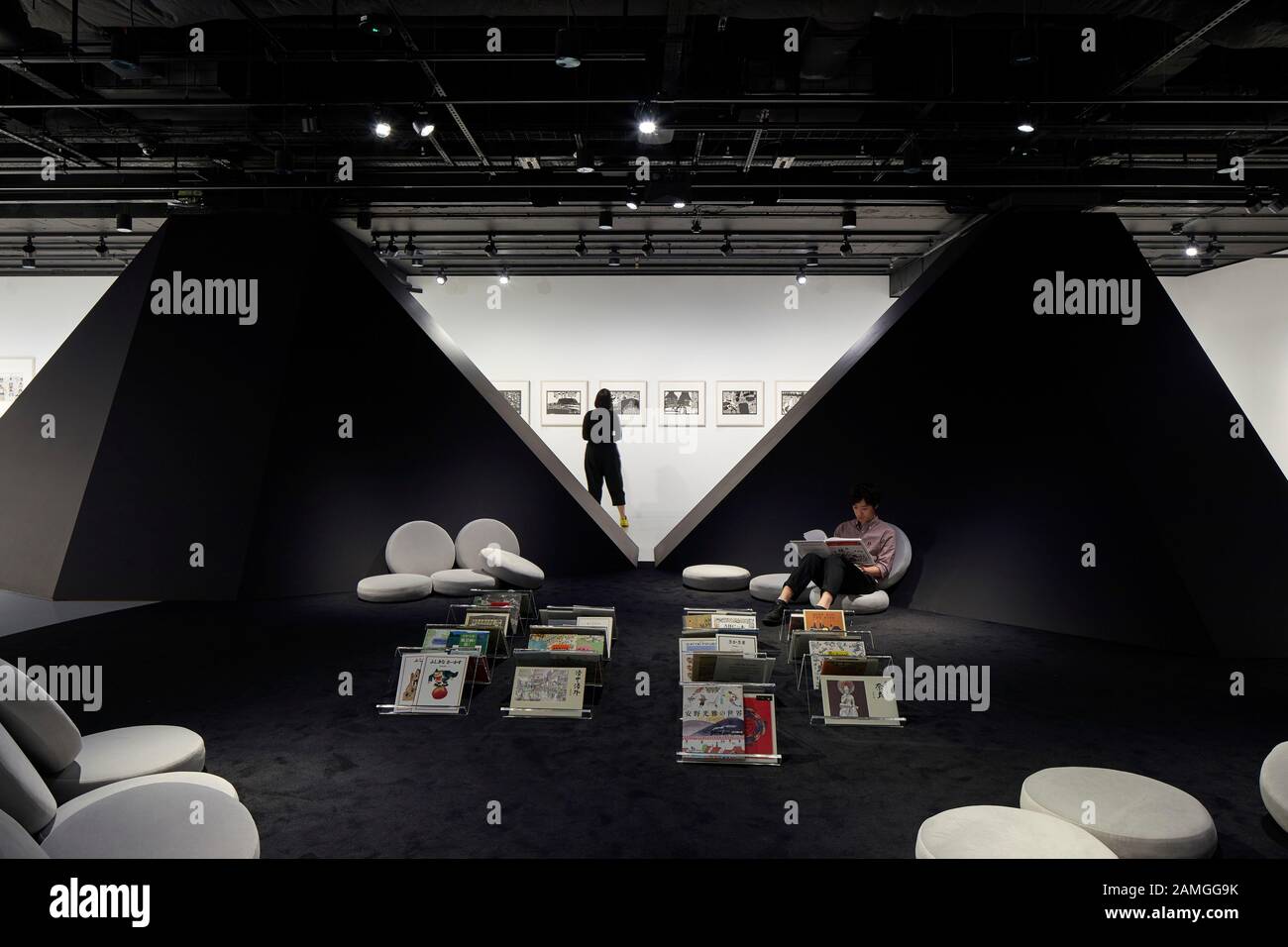 Giustapposizione dello spazio espositivo e dell'area di lettura. Mostra del viaggio di anno a Japan House London, Londra, Regno Unito. Architetto: Sohoko, 2019. Foto Stock