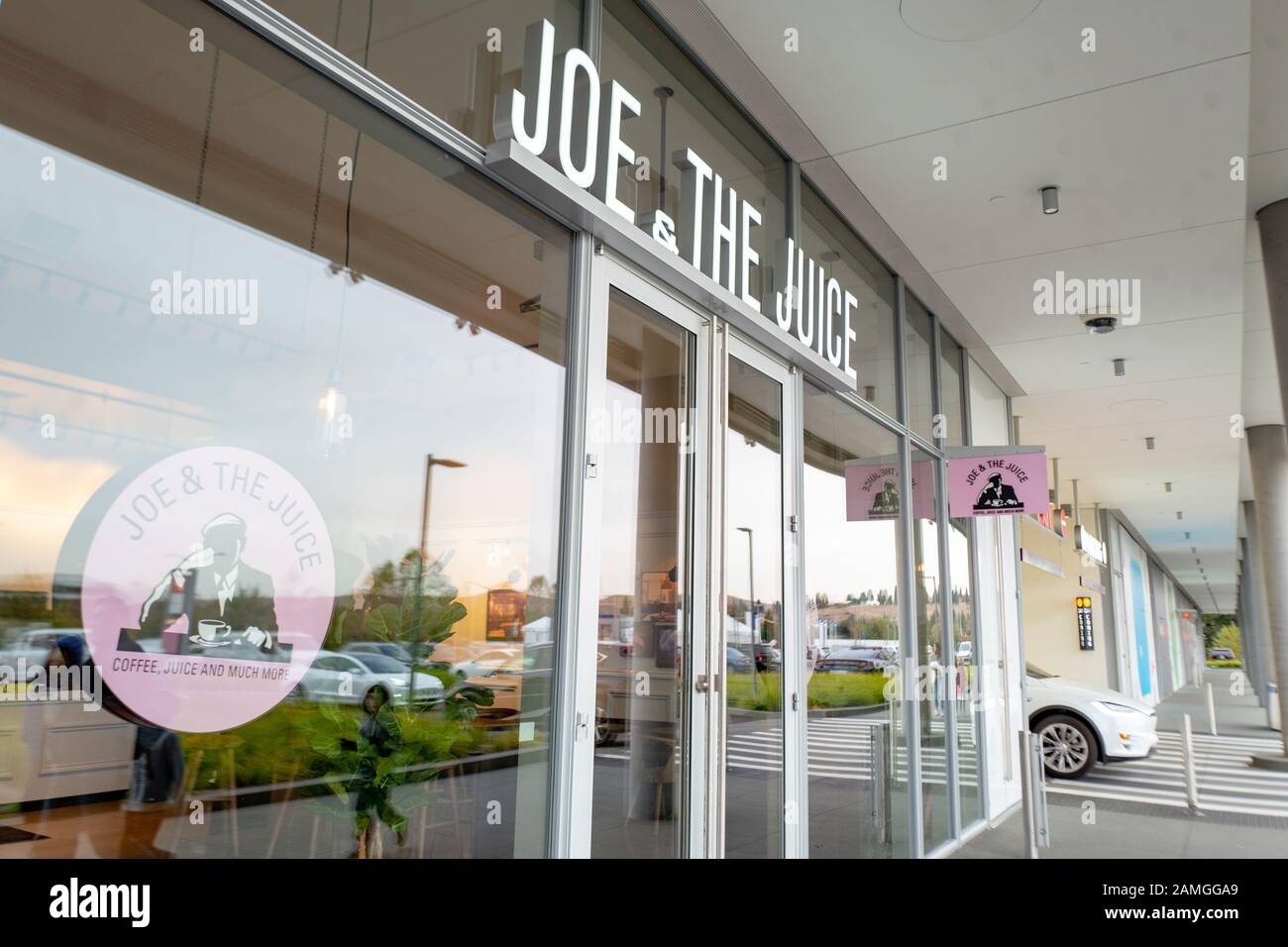 Grande apertura a Joe e la Posizione Del Succo nel City Center Bishop Ranch, San Ramon, California, 26 novembre 2019. Joe and the Juice è un esclusivo juice bar e caffetteria con diverse posizioni nella zona della Baia di San Francisco. () Foto Stock