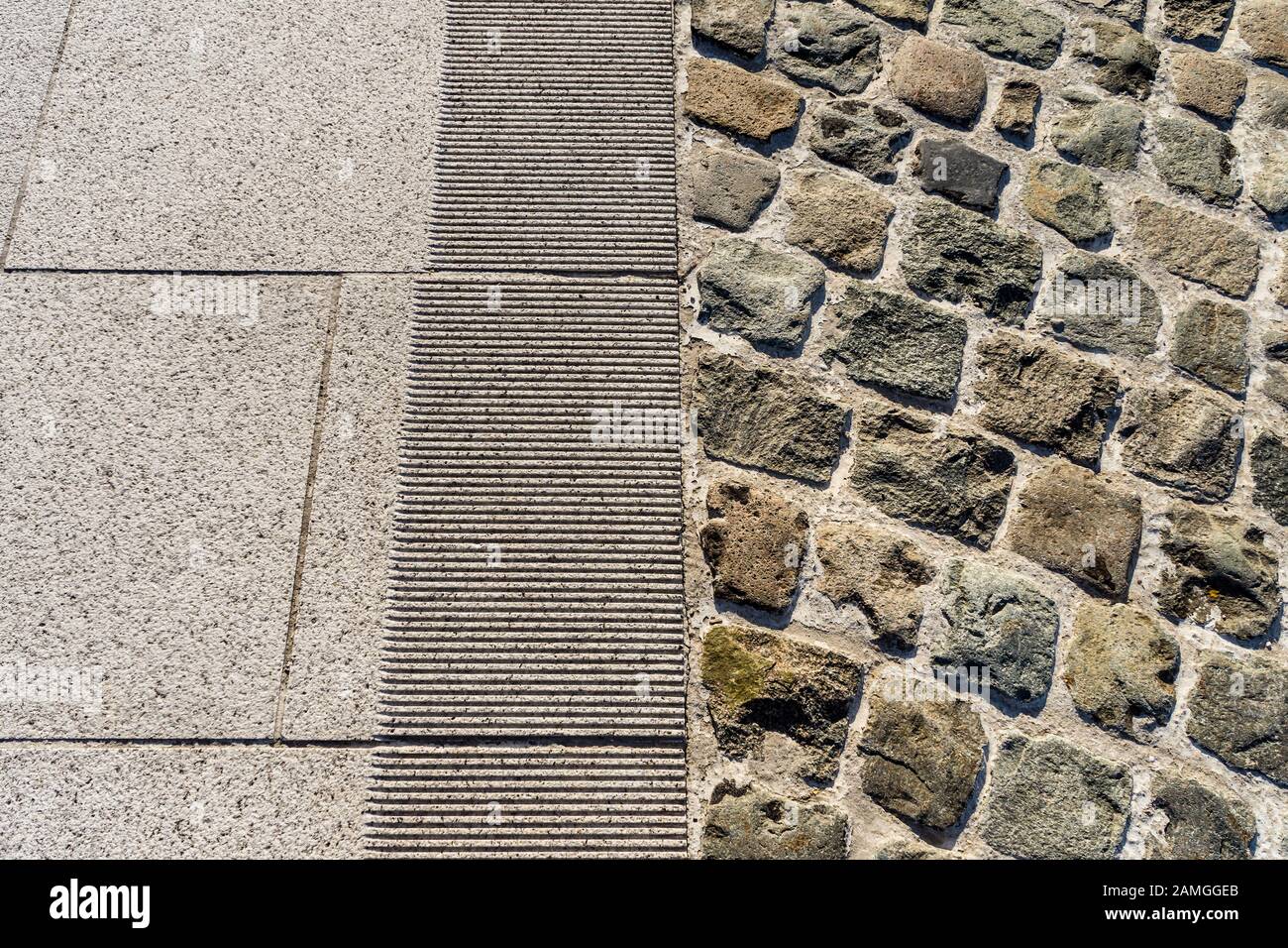 Pavimentazione di pietre e ciottoli in via Bruxelles, Belgio. Foto Stock
