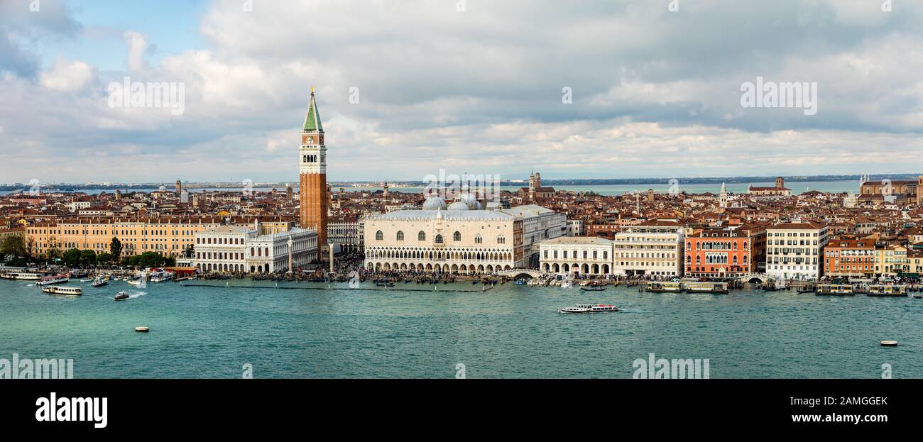 Veduta aerea panoramica della laguna verso Piazza San Marco e il Palazzo Ducale in una giornata torbida. Foto Stock