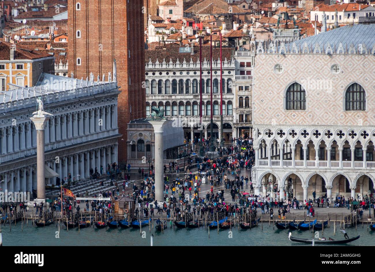 Chiudete la vista aerea della laguna verso Piazza San Marco e il Palazzo Ducale Foto Stock