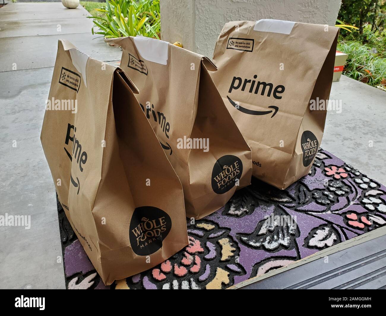 Prime Now consegna di generi alimentari da Whole Foods Market, parte del servizio Amazon prime in seguito all'acquisizione da parte della catena di alimentari di lusso da parte di Amazon.com, San Ramon, California, dicembre 2019. () Foto Stock