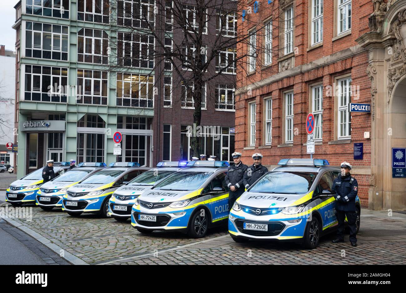 Amburgo, Germania. 13th Gen 2020. Durante una sessione fotografica, le radiopattuglie con azionamento elettrico si trovano di fronte alla filiale dell'ufficio 14 del commissario di polizia. Secondo la polizia, le radiopattuglie a guida puramente elettrica devono essere utilizzate principalmente per la sorveglianza delle zone di traffico. Credito: Christian Charisius/Dpa/Alamy Live News Foto Stock