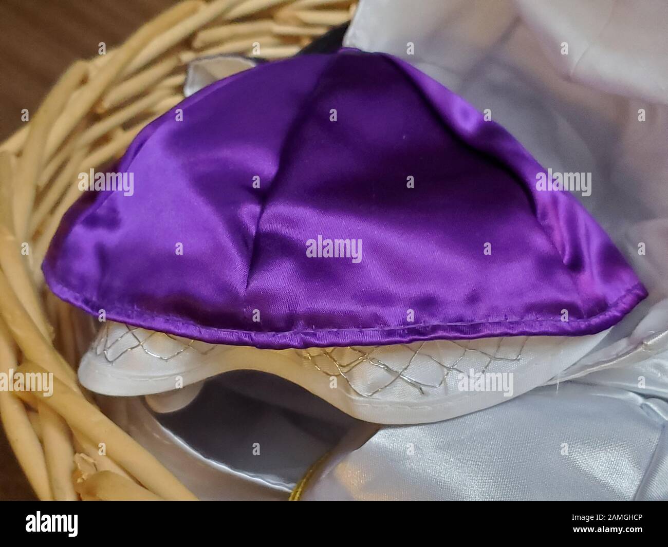 Primo piano di Keepa cerimoniale o di skullcap Yarmulke, indossati nella religione ebraica durante la preghiera e quando si entra negli spazi sacri, Lafayette, California, 4 dicembre 2019. () Foto Stock