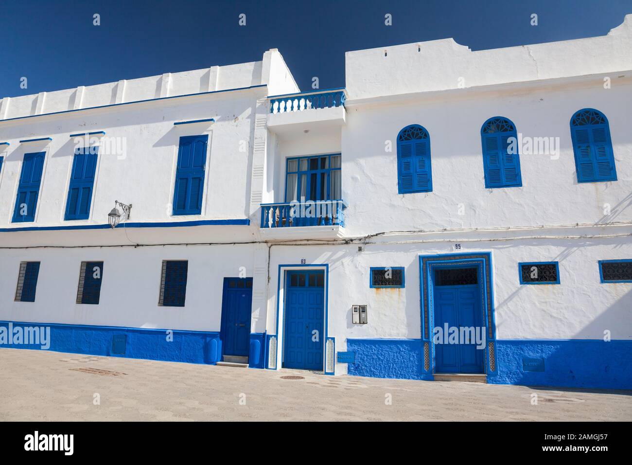 Bianco e blu edifici nella Medina di Asilah (noto anche come Arzeila), Marocco Foto Stock