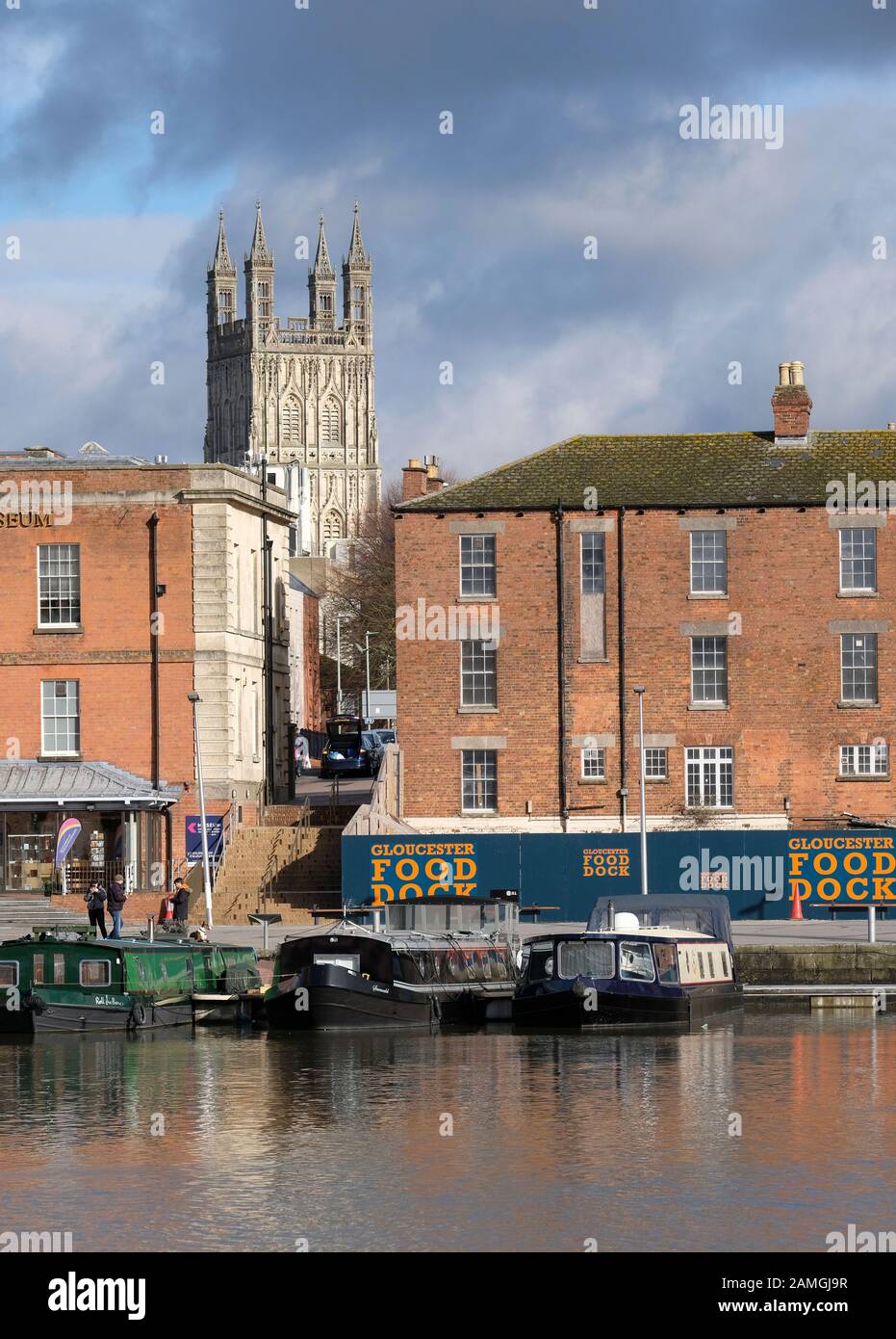 Barche ormeggiate nel bacino vittoriano di Gloucester con la cattedrale sullo sfondo Foto Stock