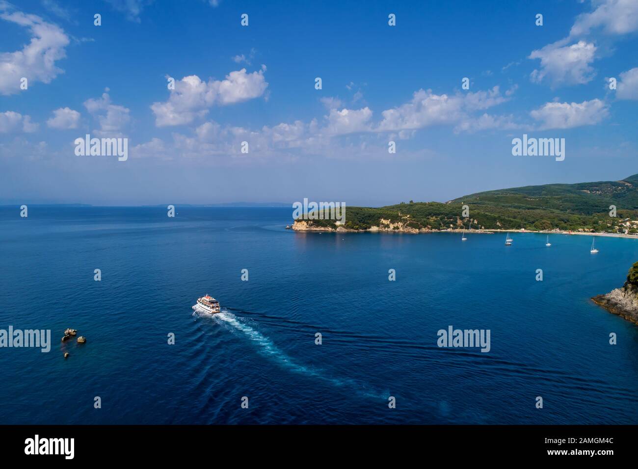 Antenna vista panorama urbano della città costiera di Parga, Grecia durante l'estate. Acqua cristallina del paesaggio naturale e splendidi edifici architettonici ne Foto Stock