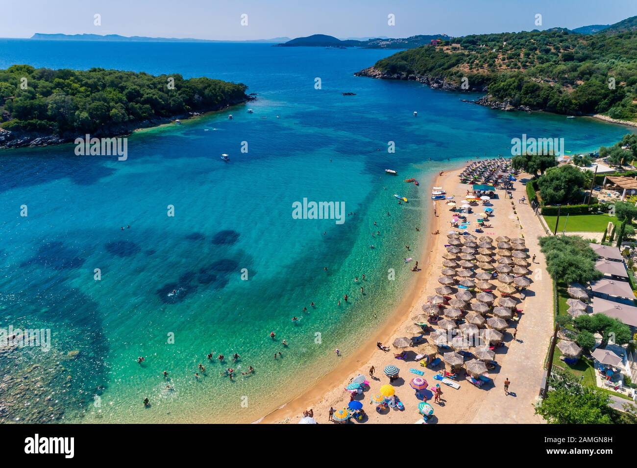 Veduta aerea dell'uccello del drone della spiaggia di Agia Paraskeui con mare turchese in isole complesse nella zona di Parga, Mar Ionio, Epiro, Grecia Foto Stock