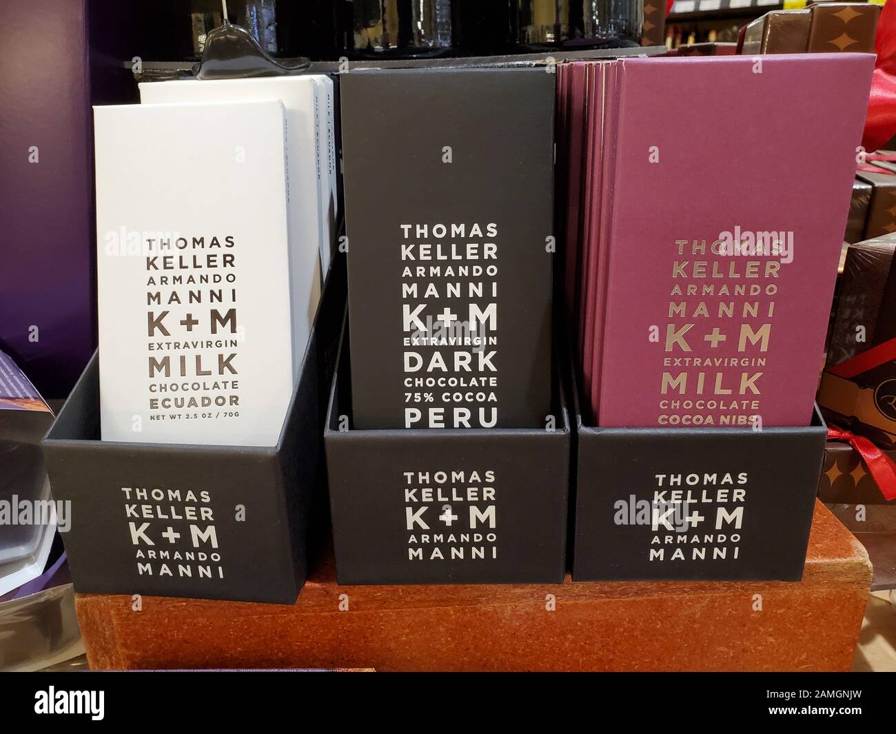 Primo piano di diversi bar di cioccolato Keller e Manni, una collaborazione tra lo chef americano Thomas Keller e il produttore italiano di olio d'oliva Armando Manni, San Ramon, California, 28 dicembre 2019. Le barre utilizzano un processo proprietario che è pubblicizzato come preservare le proprietà antiossidanti del cacao. () Foto Stock