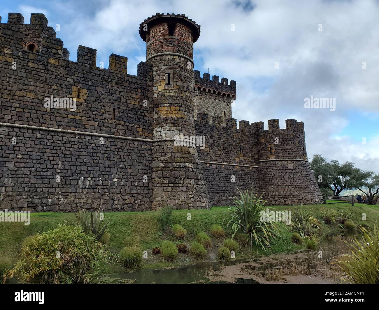 Mura e bastioni al Castello di Amorosa, un vigneto nel Calistoga AVA della Napa Valley nella California Wine Country, ospitato in una grande ricostruzione di un castello toscano, Calistoga, California, 22 dicembre 2019. Il Castello di Amorosa è una meta turistica popolare per i visitatori della Napa Valley. () Foto Stock