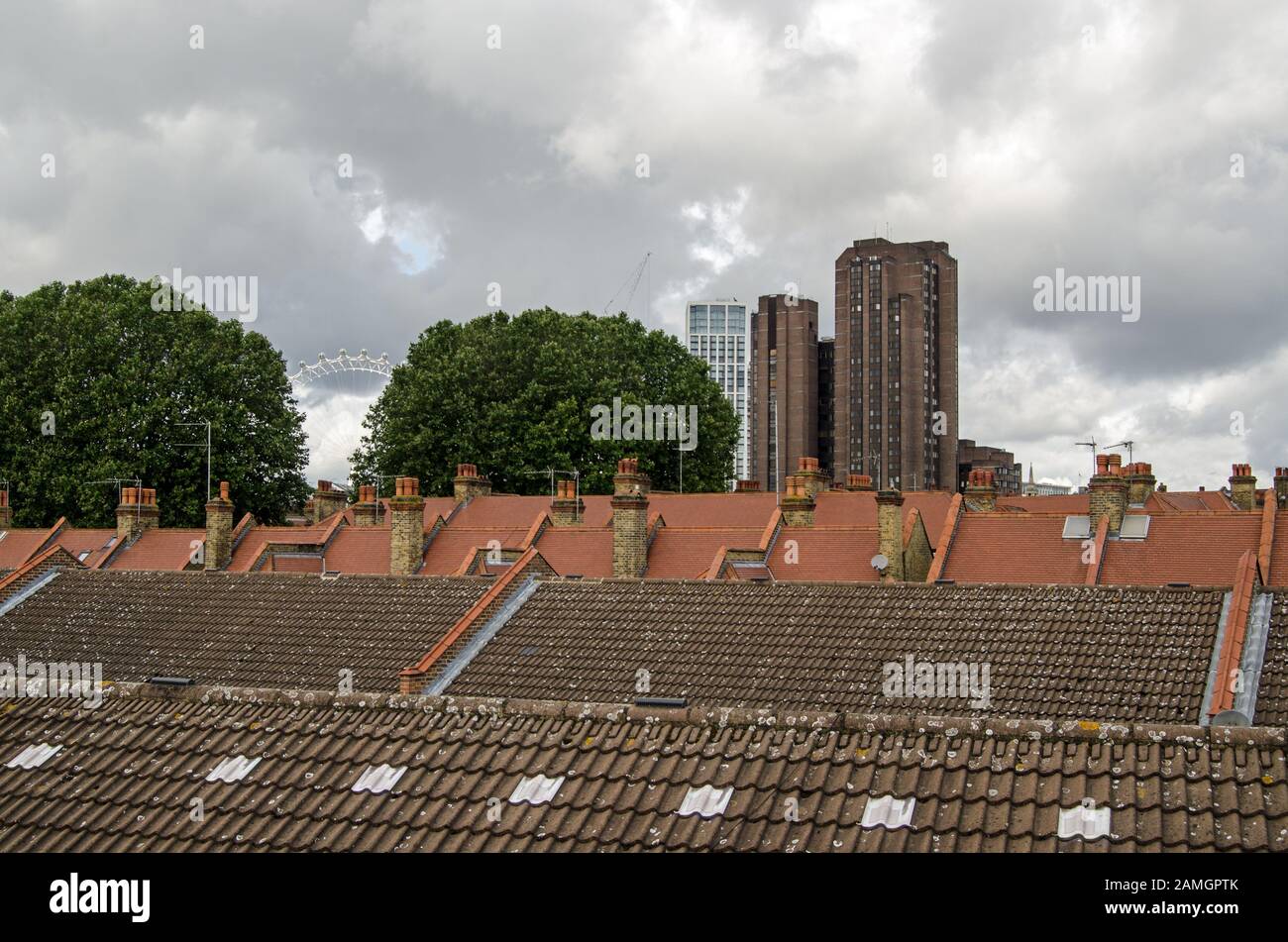 Vista sui tetti delle case a Southwark guardando verso i blocchi di uffici al Millennium Wheel a Waterloo, Londra. Foto Stock